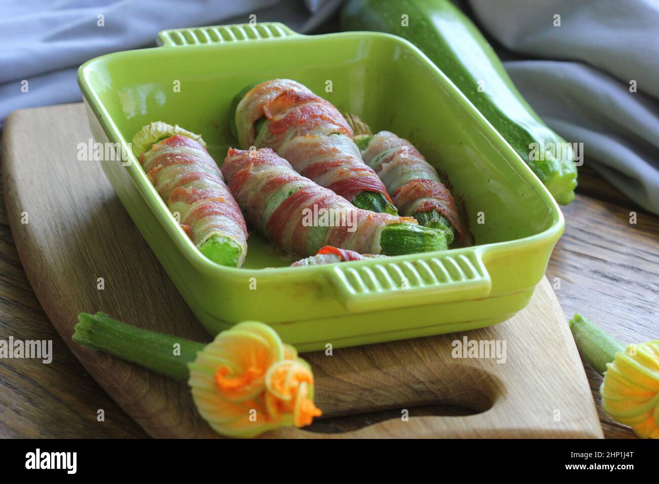 Patate fritte alla griglia con zucchine avvolte in una pancetta . Foto Stock