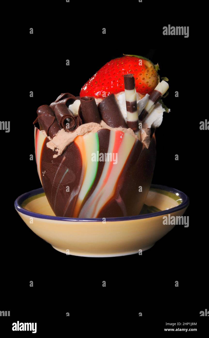 Gelato parfait e cioccolato delizia con fragola isolato su nero Foto Stock