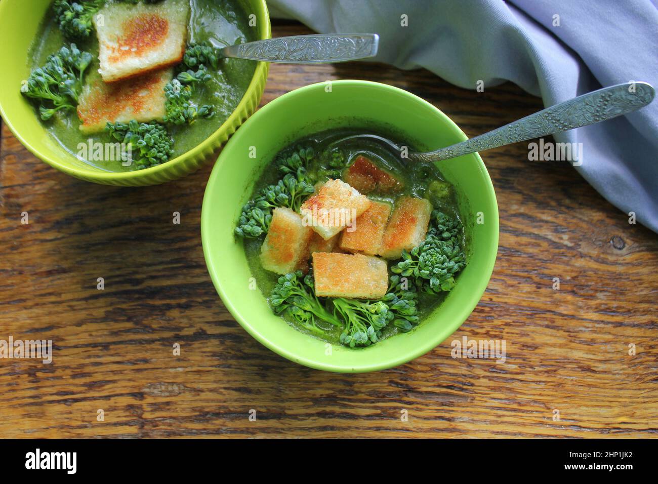 Zuppa di broccoli fresca in un recipiente con crostini Foto Stock