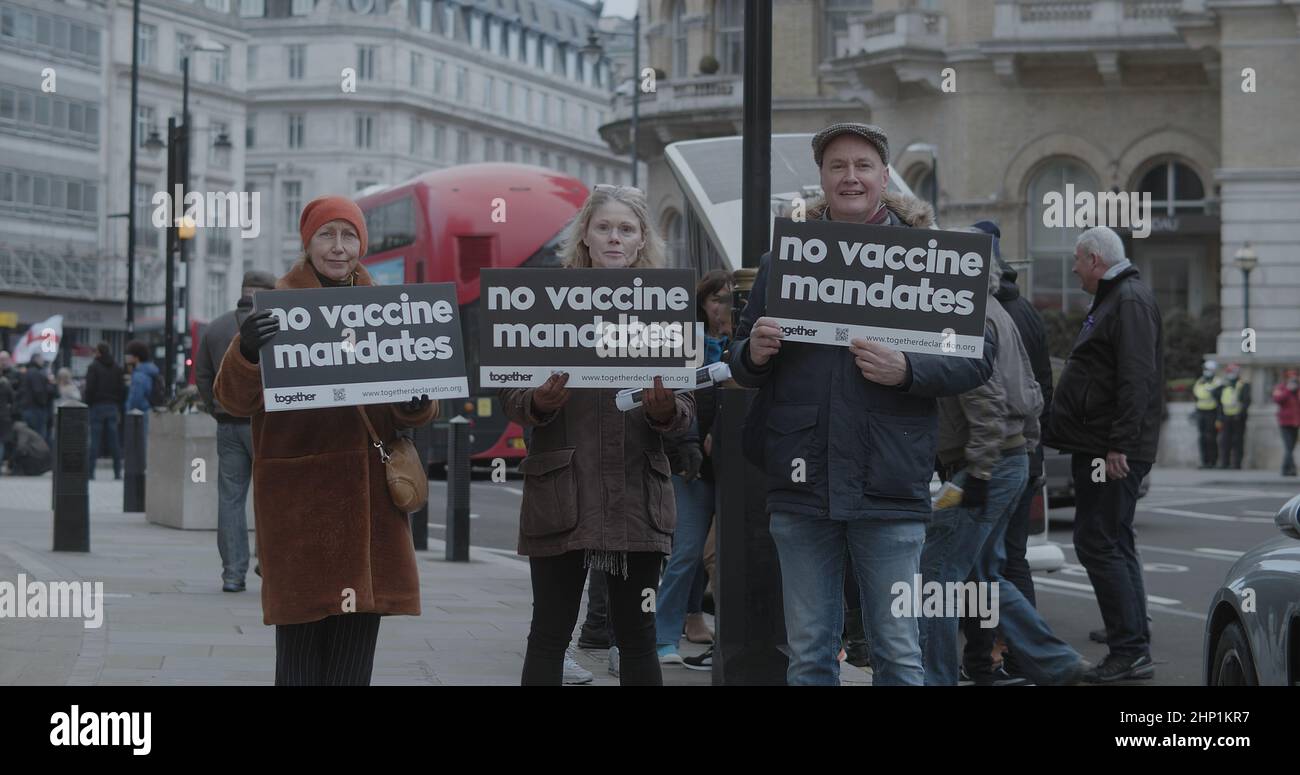 Londra, Regno Unito - 01 22 2022: Manifestanti fuori Portland Place che hanno la segnaletica “No Vaccine Mandates” per il “World Wide Rally for Freedom”. Foto Stock