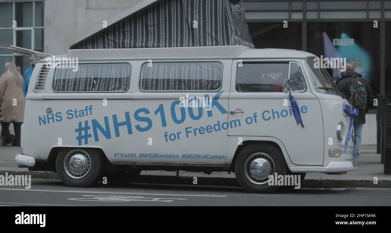 Londra, Regno Unito - 01 22 2022: Camper van parcheggiato a Portland Place con “NHS staff, NHS100K, for Freedom of Choice”, per il ‘World Wide Rally for Freedom’. Foto Stock