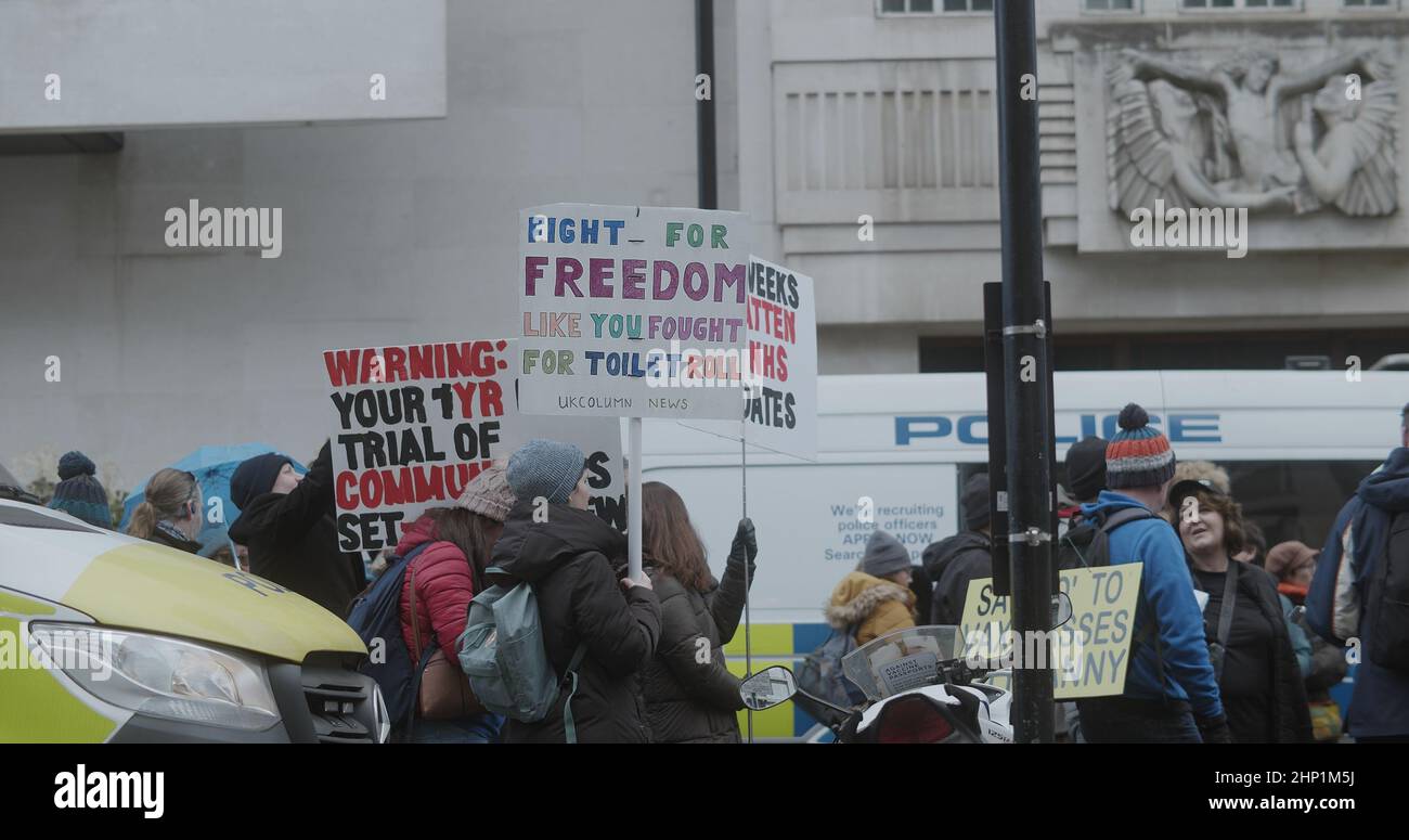 Londra, Regno Unito - 01 22 2022: Una folla di manifestanti che ha firmato “la lotta per la libertà…”, a Portland Place, per il “World Wide Rally for Freedom”. Foto Stock