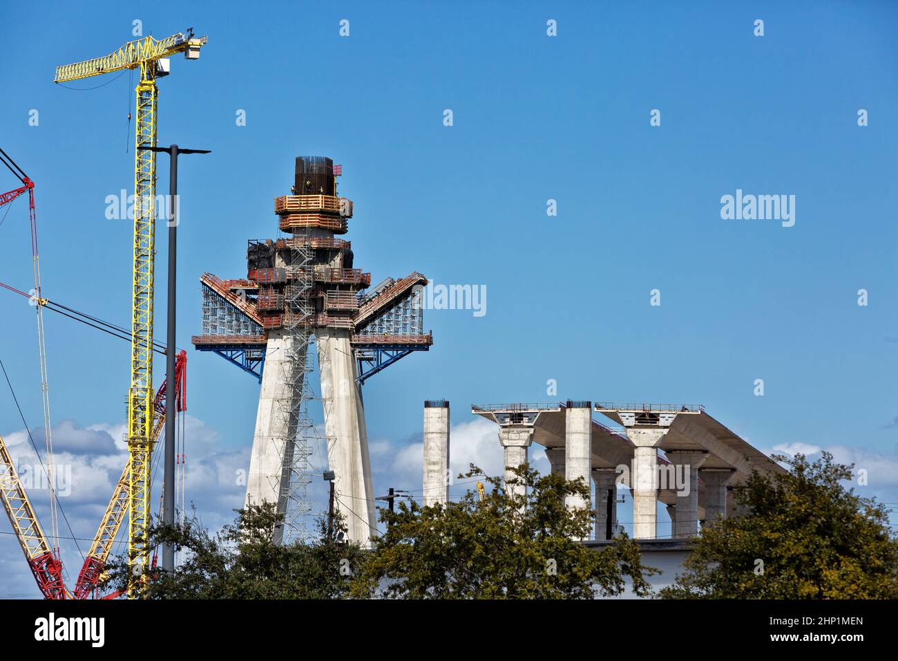 Nuovo ponte del porto di Corpus Christi, che costruisce la torre centrale a due alberi della Span principale. Foto Stock