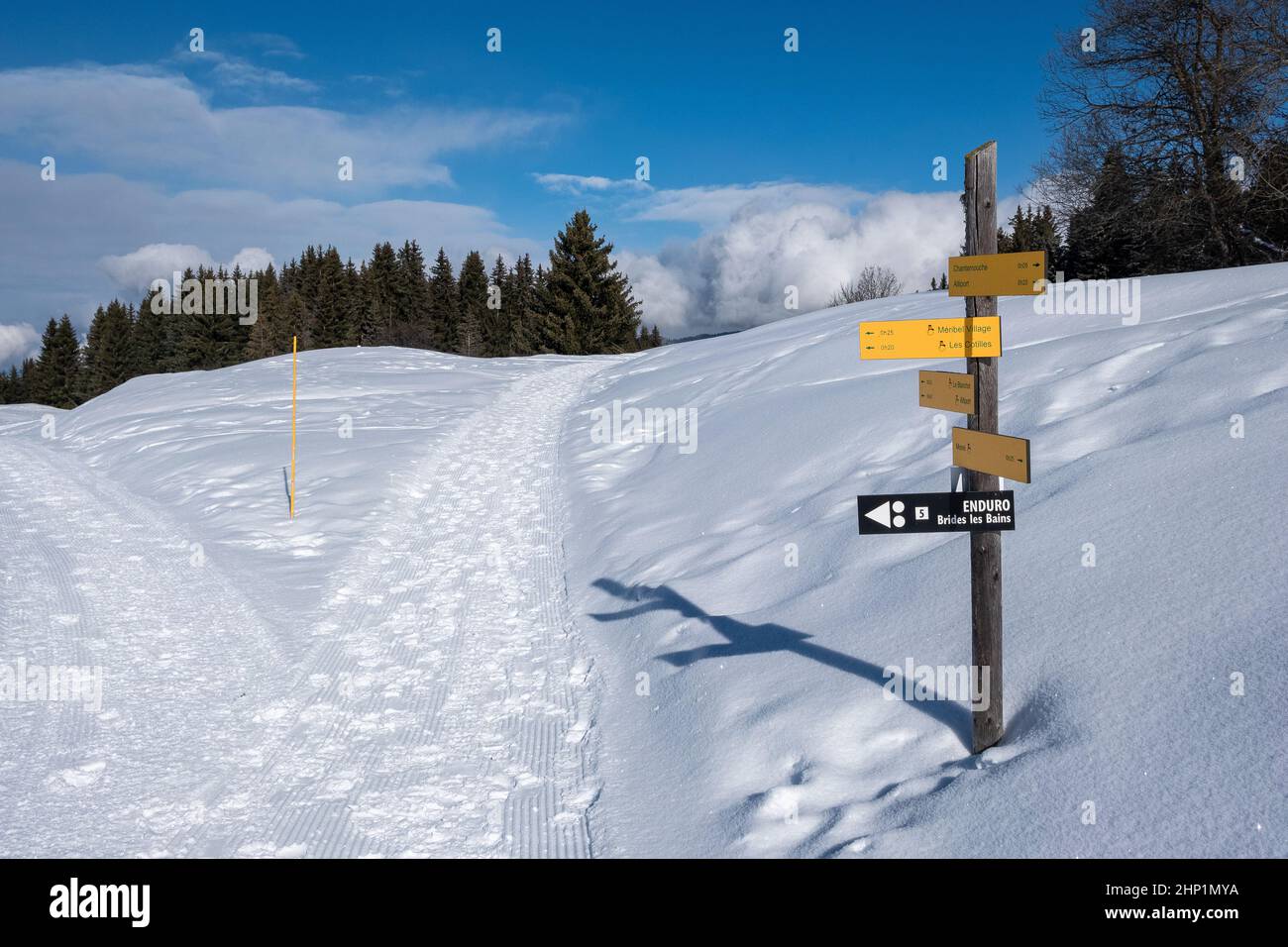 Indicazioni per il percorso a piedi intorno a Méribel Village, Francia Foto Stock