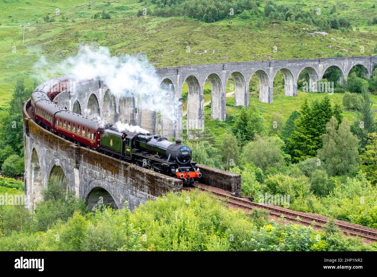 Treno a vapore Jacobite presso il viadotto di Glenfinnan Foto Stock