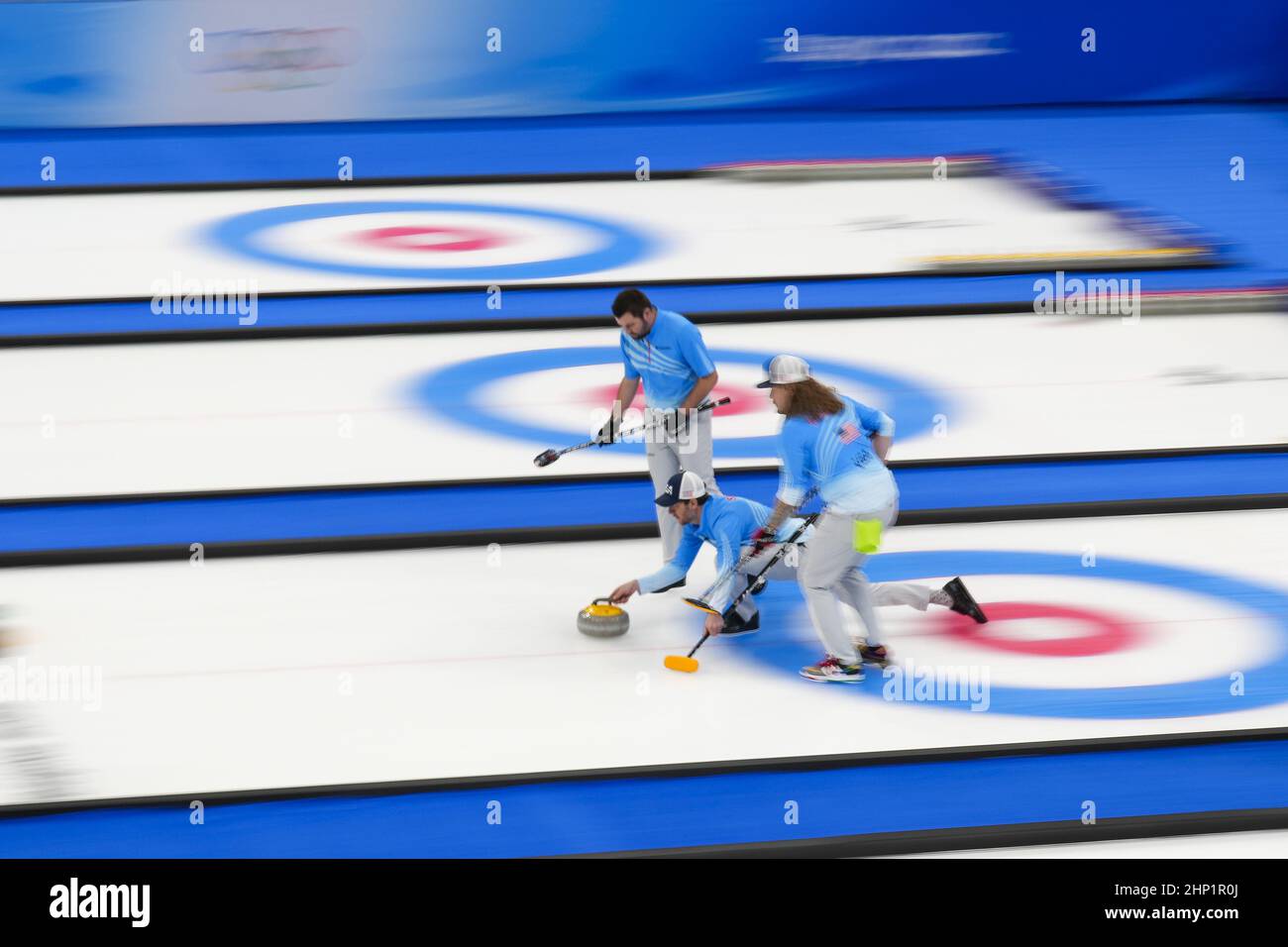 Pechino, Cina. 18th Feb 2022. Team USA Skip John Shuster consegna la pietra durante il loro Men's Curling Bronze Medal Game contro il Team Canada alle Olimpiadi invernali di Pechino 2022 di venerdì 18 febbraio 2022. Foto di Paul Hanna/UPI Credit: UPI/Alamy Live News Foto Stock