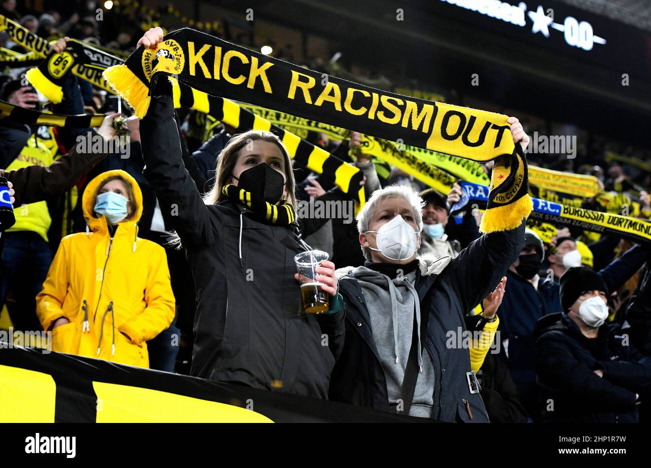 UEFA Europe League, Signal Iduna Park, Borussia Dortmund vs Glasgow Rangers; Dortmund sostenitore protesta contro il razzismo Foto Stock