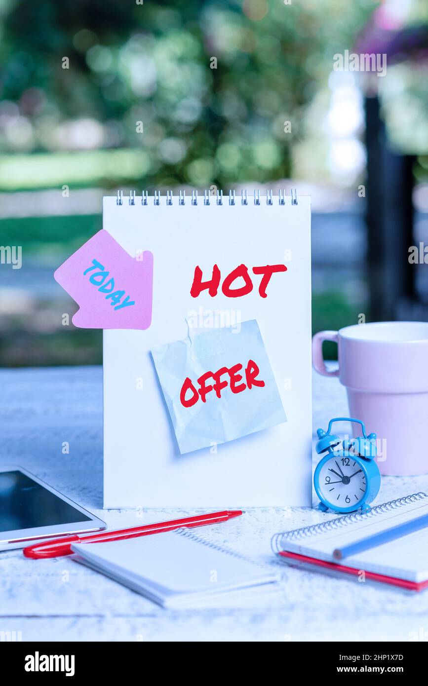 Firma di scrittura mano Offerta calda, prodotto o programma di foto concettuale che è offerto a prezzi ridotti o tariffe Outdoor Coffee and Refreshment Shop Ideas Foto Stock