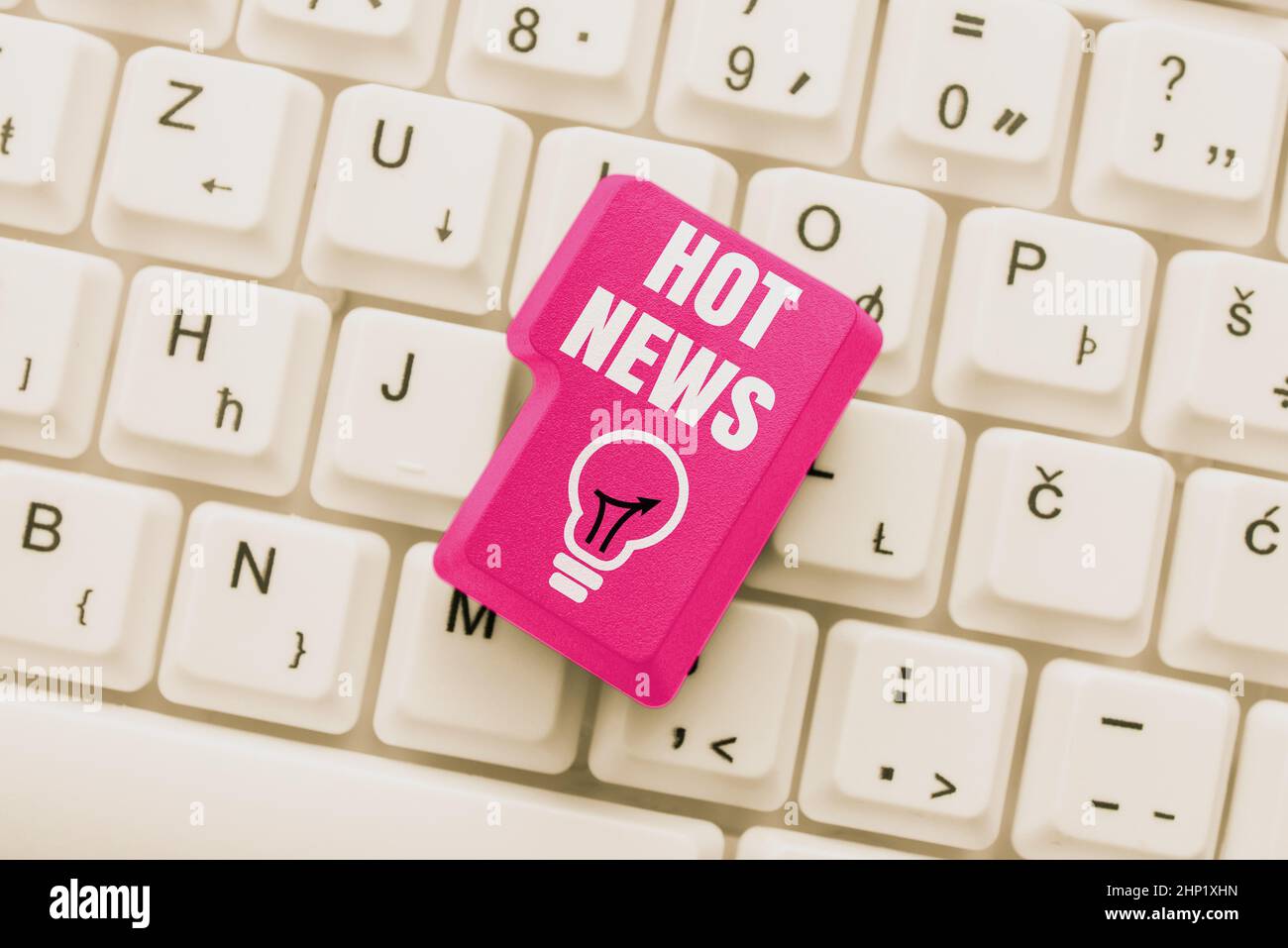 Visualizzazione concettuale Hot News, concetto Internet oggetto che le esperienze di aumento di popolarità sui social media digitando codici di programma difficile, scrittura nuovo Foto Stock