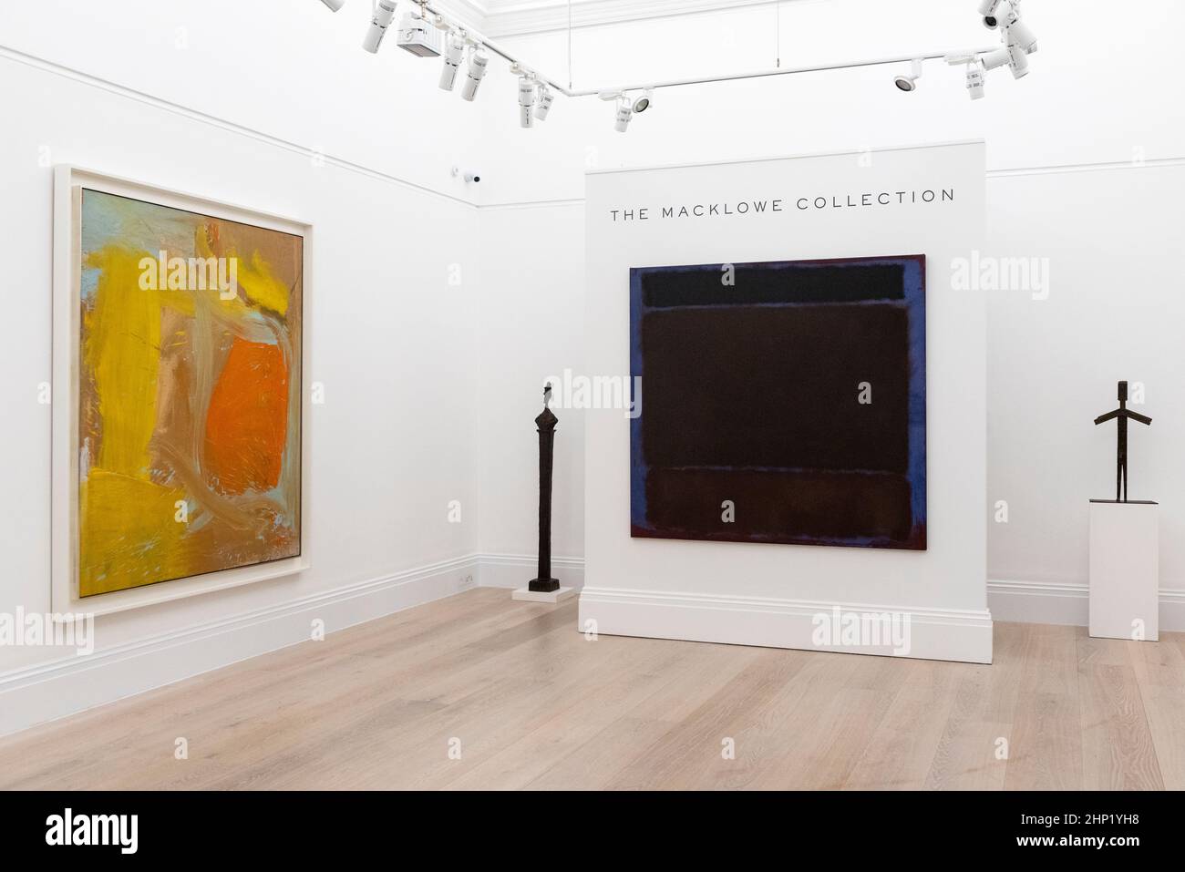Londra, Regno Unito. 18 febbraio 2022. IMBARAZZATO FINO ALLE ORE 1,30PM CET DI VENERDÌ 18 FEBBRAIO 2022. L) "Untitled", 1961, di Willem de Kooning (Est. (1960 milioni) e “Untitled”, di Mark Rothko (Est. mad). Anteprima delle opere della collezione Macklowe, la più preziosa collezione di arte moderna e contemporanea che si possa vedere sul mercato. 29 altre opere di questa collezione, attualmente in esposizione a New Bond Street di Sotheby, saranno messe in vendita in primavera da New York di Sotheby. Credit: Stephen Chung / Alamy Live News Foto Stock
