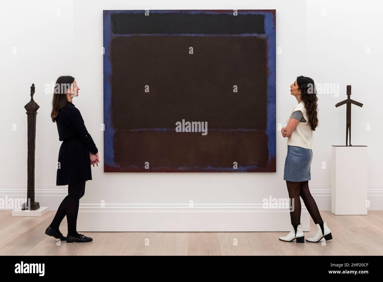 Londra, Regno Unito. 18 febbraio 2022. IMBARAZZATO FINO ALLE ORE 1,30PM CET DI VENERDÌ 18 FEBBRAIO 2022. I membri dello staff visualizzano “Untitled”, 1960, di Mark Rothko (Est. mad). Anteprima delle opere della collezione Macklowe, la più preziosa collezione di arte moderna e contemporanea che si possa vedere sul mercato. Nel novembre 2021, 35 opere vendute per $676,1 milioni di euro, la più preziosa mai singola-proprietario vendita. 29 altre opere di questa collezione, attualmente in esposizione a New Bond Street di Sotheby, saranno messe in vendita in primavera da New York di Sotheby. Credit: Stephen Chung / Alamy Live News Foto Stock