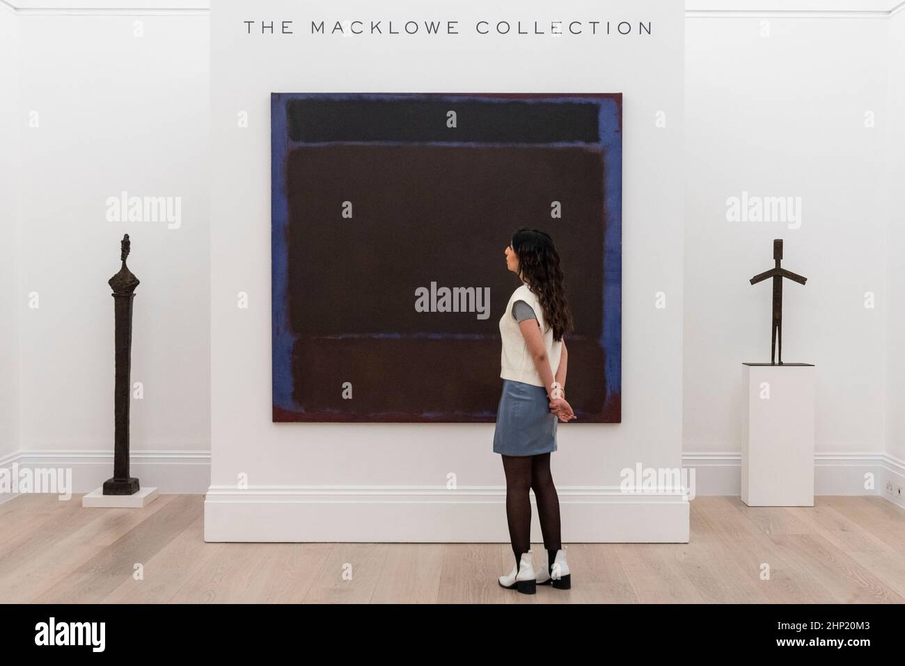 Londra, Regno Unito. 18 febbraio 2022. IMBARAZZATO FINO ALLE ORE 1,30PM CET DI VENERDÌ 18 FEBBRAIO 2022. Un membro dello staff vede “Untitled”, 1960, di Mark Rothko (Est. mad). Anteprima delle opere della collezione Macklowe, la più preziosa collezione di arte moderna e contemporanea che si possa vedere sul mercato. Nel novembre 2021, 35 opere vendute per $676,1 milioni di euro, la più preziosa mai singola-proprietario vendita. 29 altre opere di questa collezione, attualmente in esposizione a New Bond Street di Sotheby, saranno messe in vendita in primavera da New York di Sotheby. Credit: Stephen Chung / Alamy Live News Foto Stock