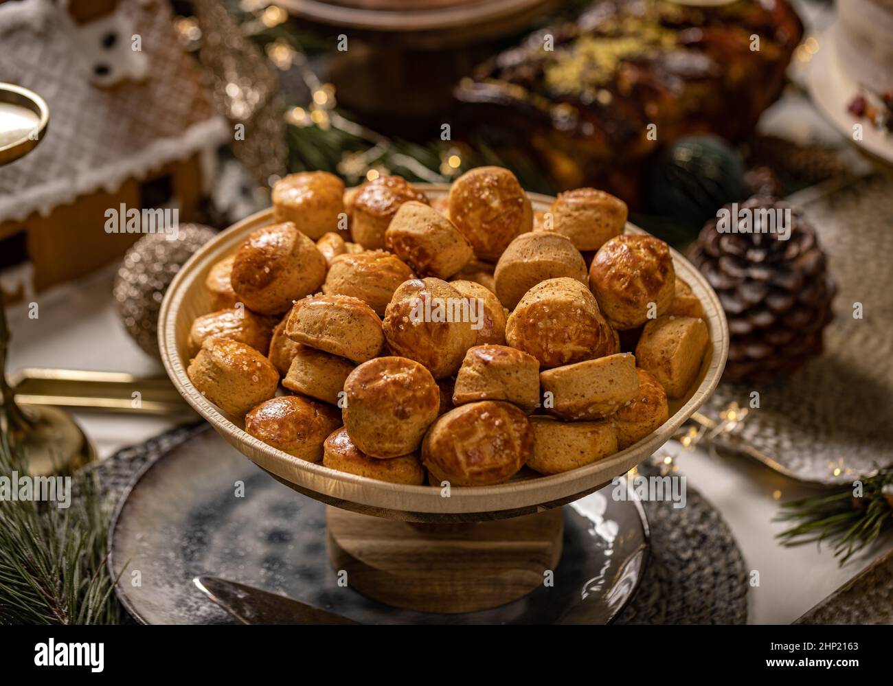 Saporito cono fatto con crosta di maiale arrosto, tradizionale spuntino ungherese Foto Stock