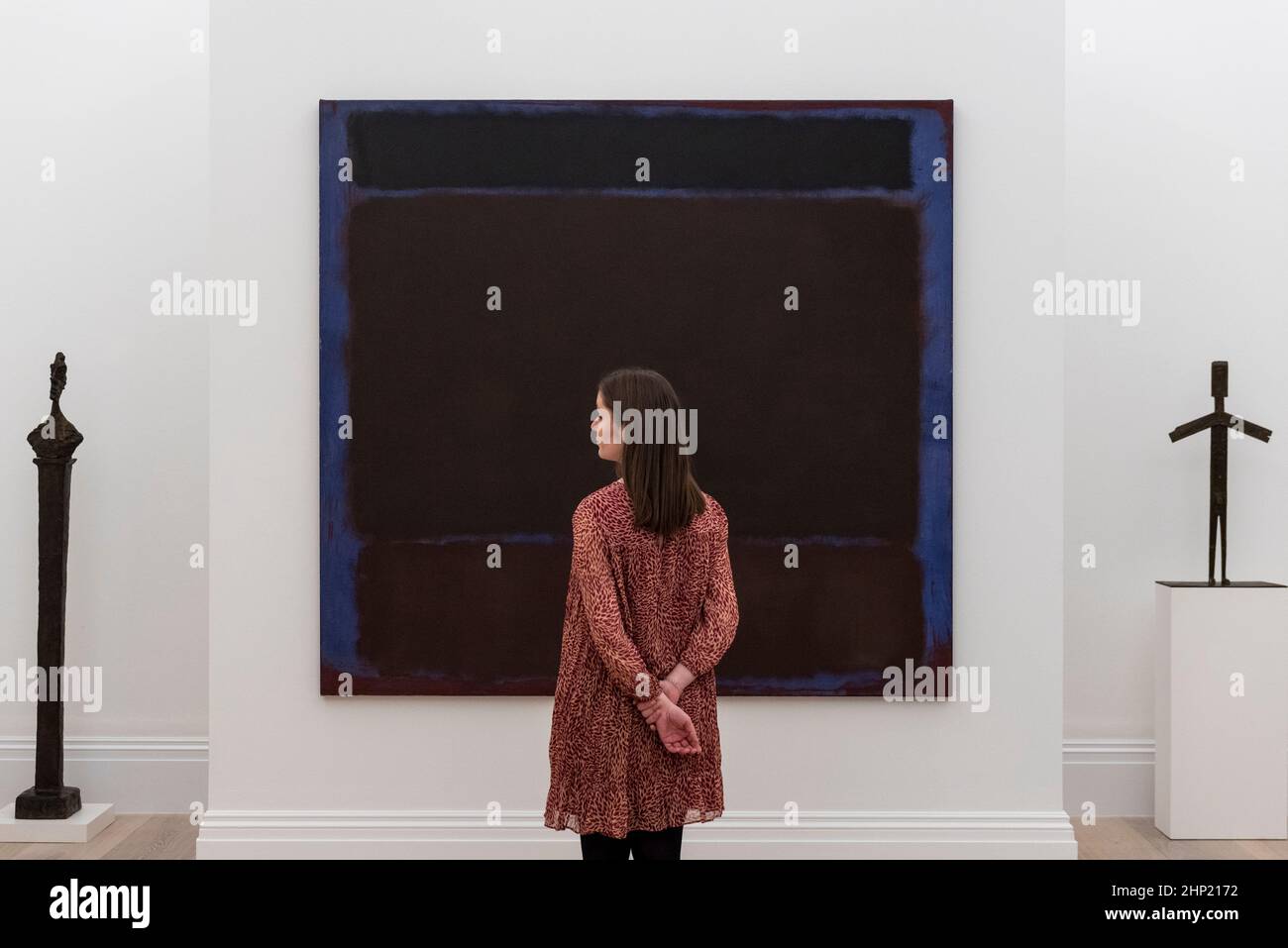 Londra, Regno Unito. 18 febbraio 2022. IMBARAZZATO FINO ALLE ORE 1,30PM CET DI VENERDÌ 18 FEBBRAIO 2022. Un membro dello staff vede “Untitled”, 1960, di Mark Rothko (Est. mad). Anteprima delle opere della collezione Macklowe, la più preziosa collezione di arte moderna e contemporanea che si possa vedere sul mercato. Nel novembre 2021, 35 opere vendute per $676,1 milioni di euro, la più preziosa mai singola-proprietario vendita. 29 altre opere di questa collezione, attualmente in esposizione a New Bond Street di Sotheby, saranno messe in vendita in primavera da New York di Sotheby. Credit: Stephen Chung / Alamy Live News Foto Stock