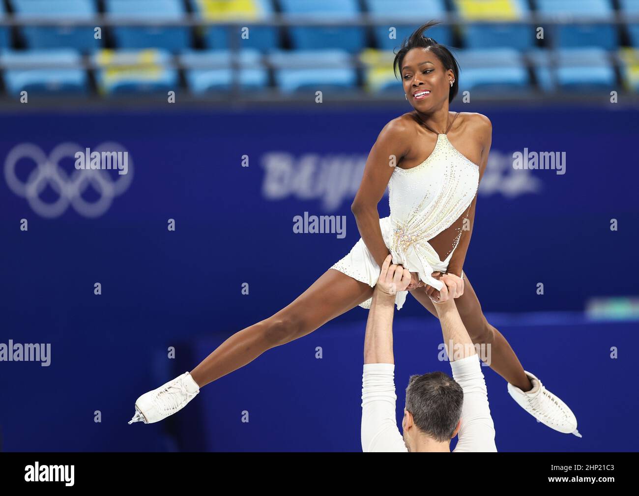 Pechino, Cina. 18th Feb 2022. Vanessa James of Canada si esibisce durante il programma di pattinaggio a figure pairing pairing presso il Capital Indoor Stadium di Pechino, capitale della Cina, 18 febbraio 2022. Credit: LAN Hongguang/Xinhua/Alamy Live News Foto Stock