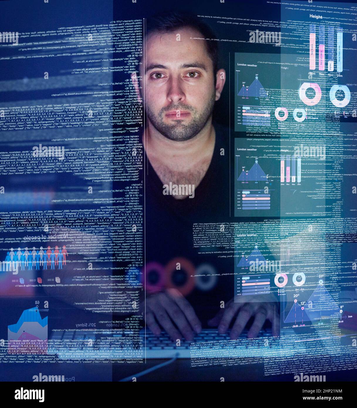 Lavorare sul nuovo codice. Scatto ritagliato di un giovane programmatore di computer che guarda attraverso i dati. Foto Stock