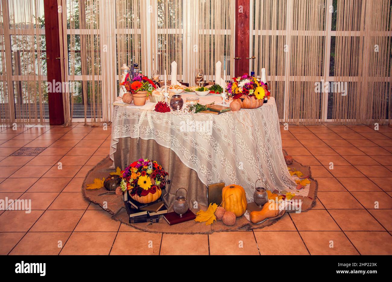 Decorazioni rustiche autunnali per matrimoni con fiori sul tavolo della sposa e sposi in un ristorante in un banchetto festivo. Foto Stock