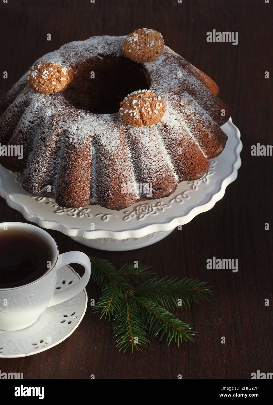 Torta al cioccolato con zucchero a velo e tazza di caffè. Sfondo di Natale . Foto Stock