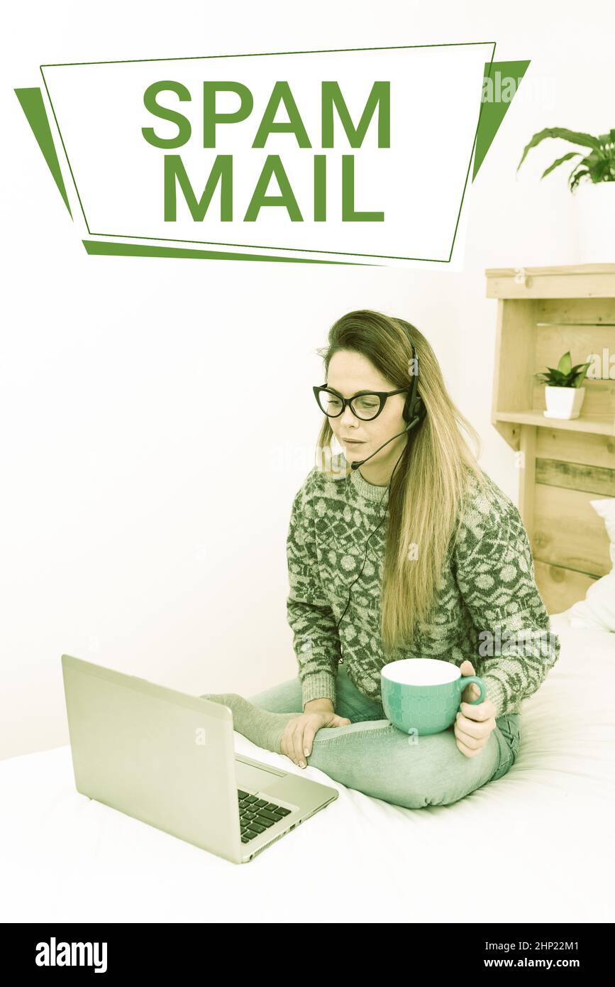 Testo della scrittura Spam Mail, parola per la pubblicità intrusiva messaggi inappropriati inviati su Internet imprenditore controllo e lettura di e-mail, Stude Foto Stock
