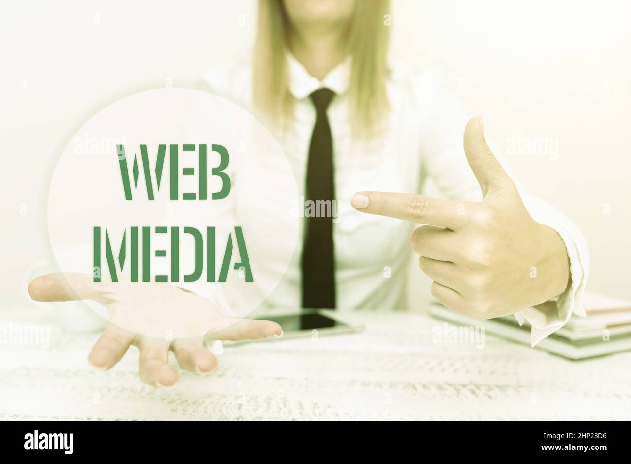 Firma a mano Web Media, Conceptual Photo audio e Visual forme di comunicazione presentate sul web App Developer Presenting New Program, Displ Foto Stock