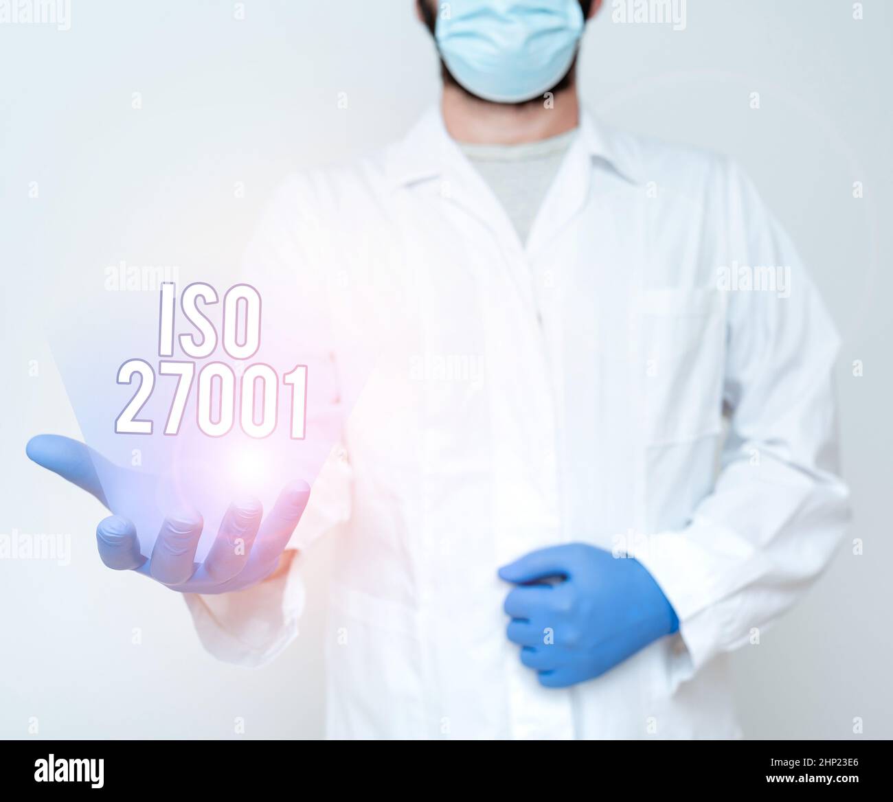 Testo della scrittura ISO 27001, specifica della vetrina aziendale per un sistema di gestione della sicurezza informatica Doctor Explosing Medical Terms, Scientist T Foto Stock