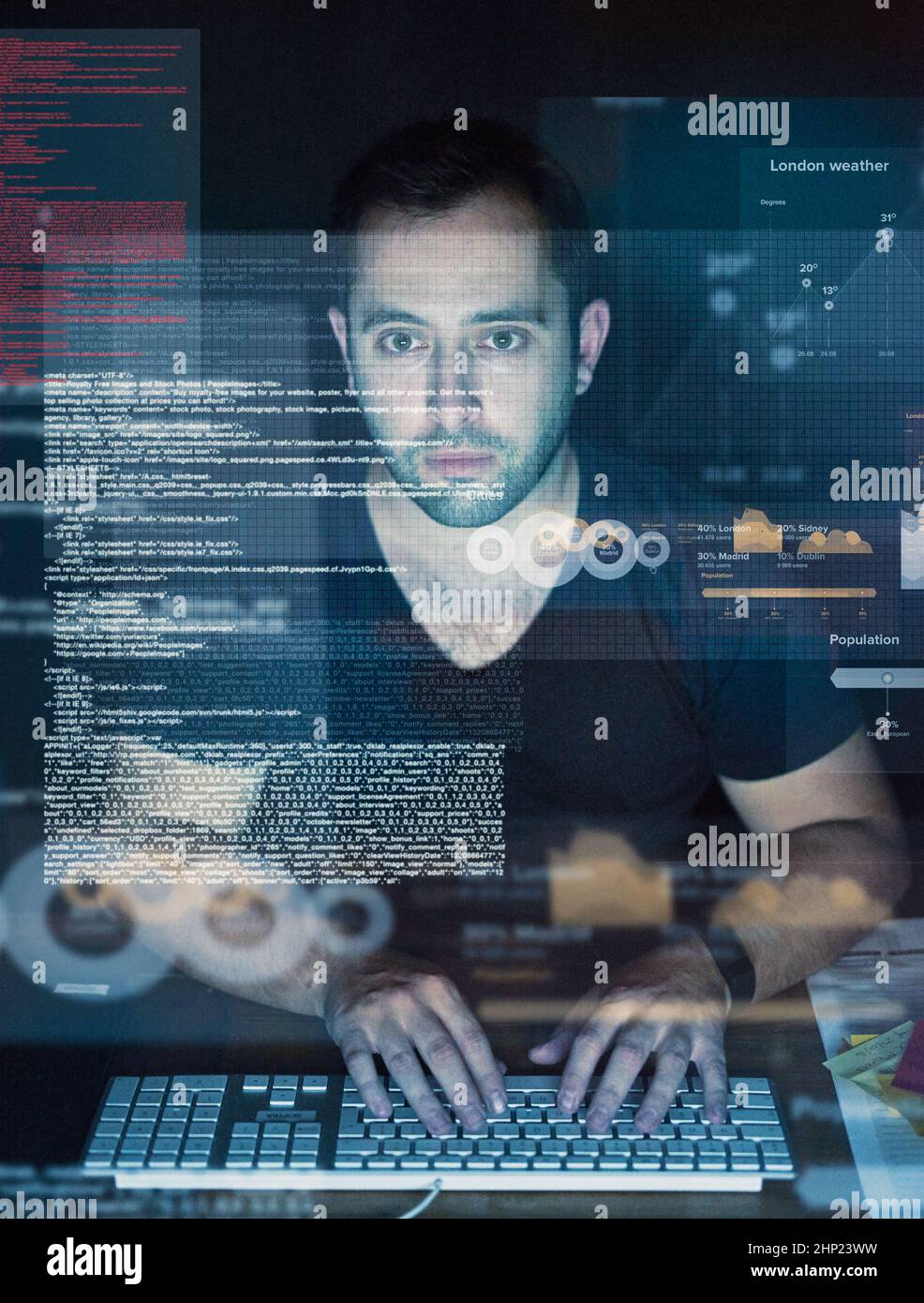 Sviluppo di nuovo codice. Scatto ritagliato di un giovane programmatore di computer che guarda attraverso i dati. Foto Stock