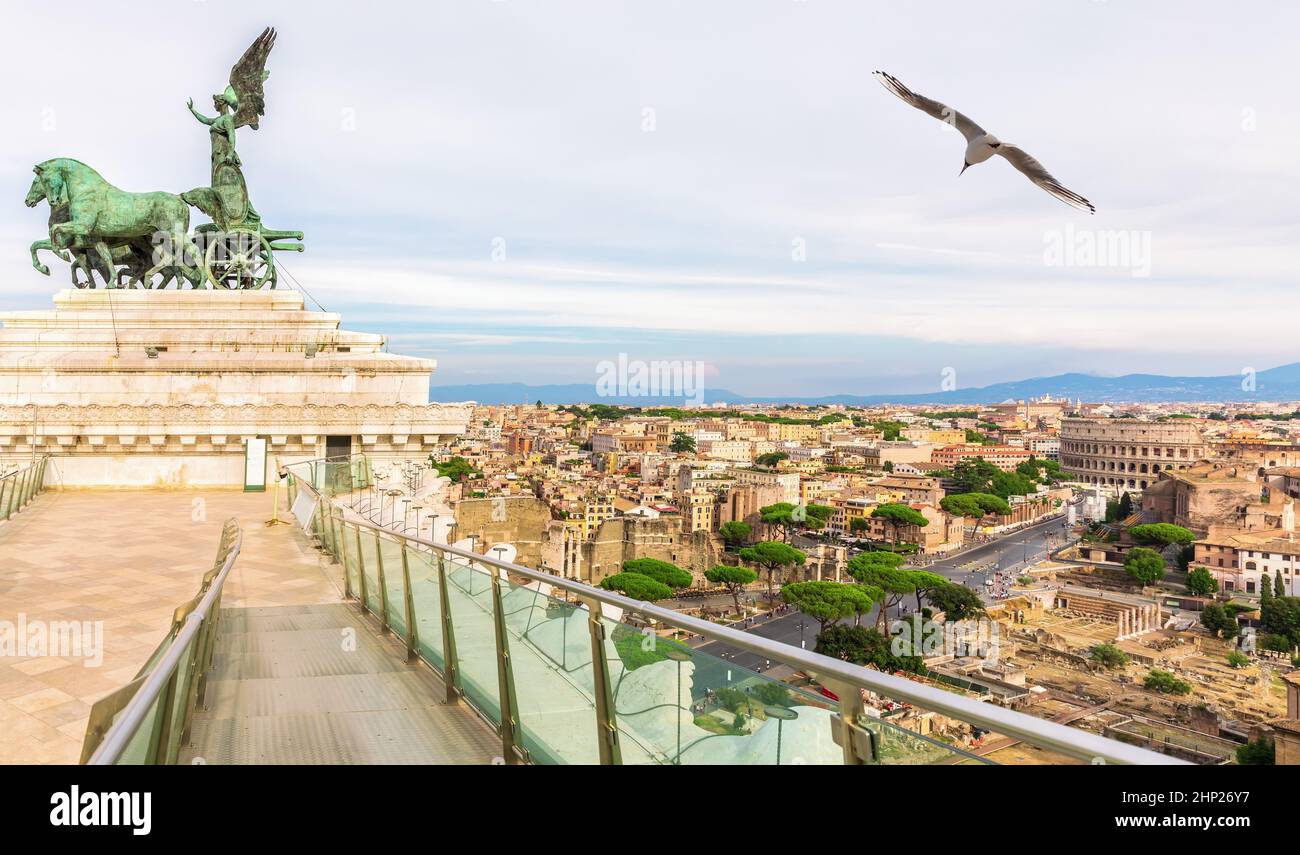 Tetto del Monumento Nazionale Vittorio Emanuele II, la Quadriga dell'unità sulla cima di uno dei due propylea, Roma, Italia. Foto Stock