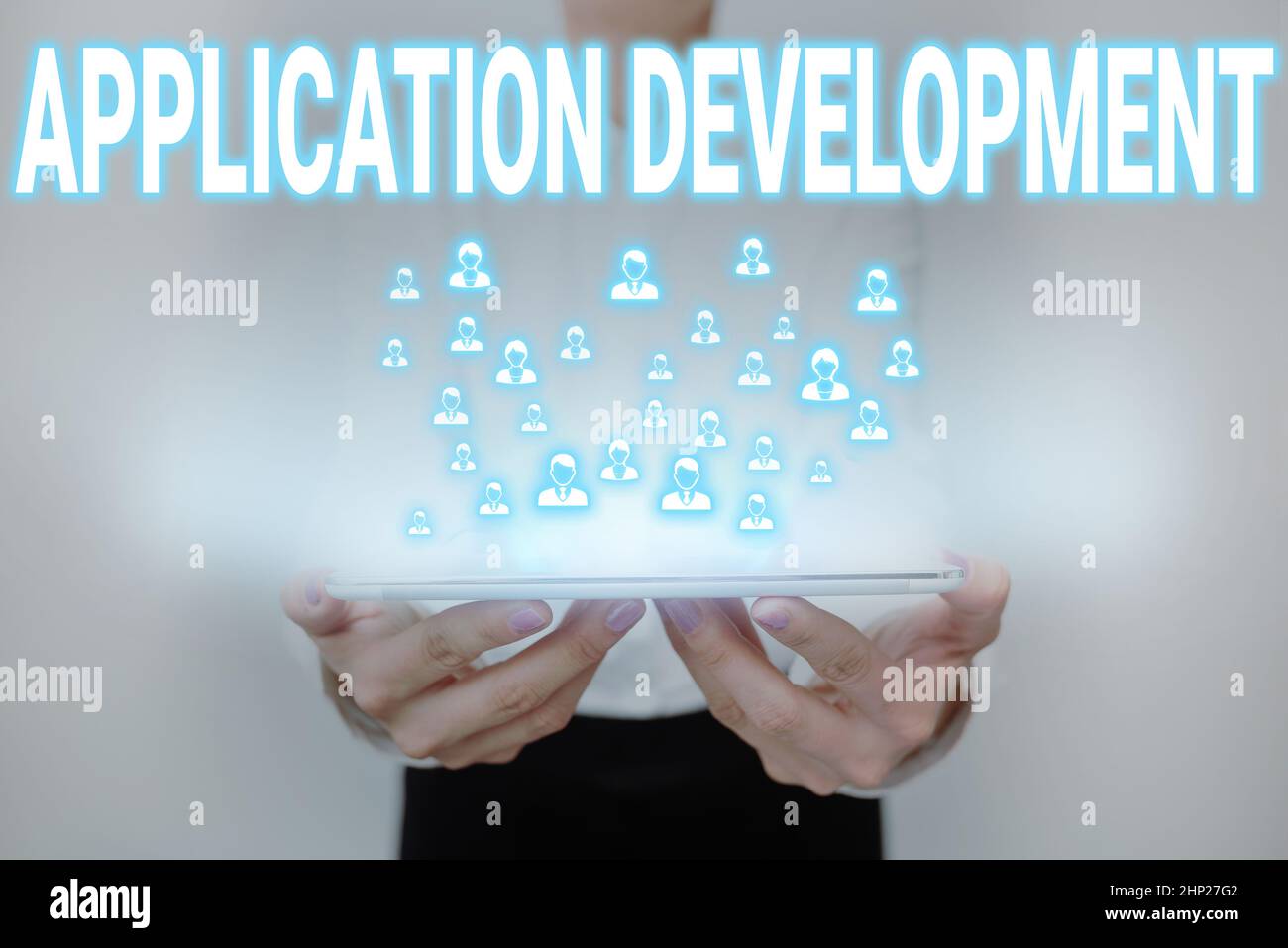 Didascalia di testo Presentazione di Application Development, Business Concept creazione di app per computer da utilizzare su dispositivi mobili Lady in Uniform Standing Holding Foto Stock