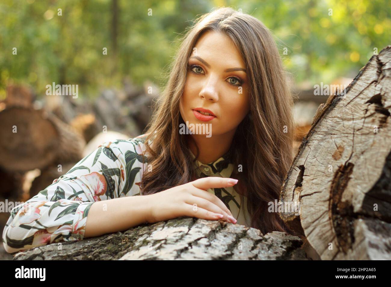 Ritratto di bella ragazza pone su sanset all'aperto Foto Stock