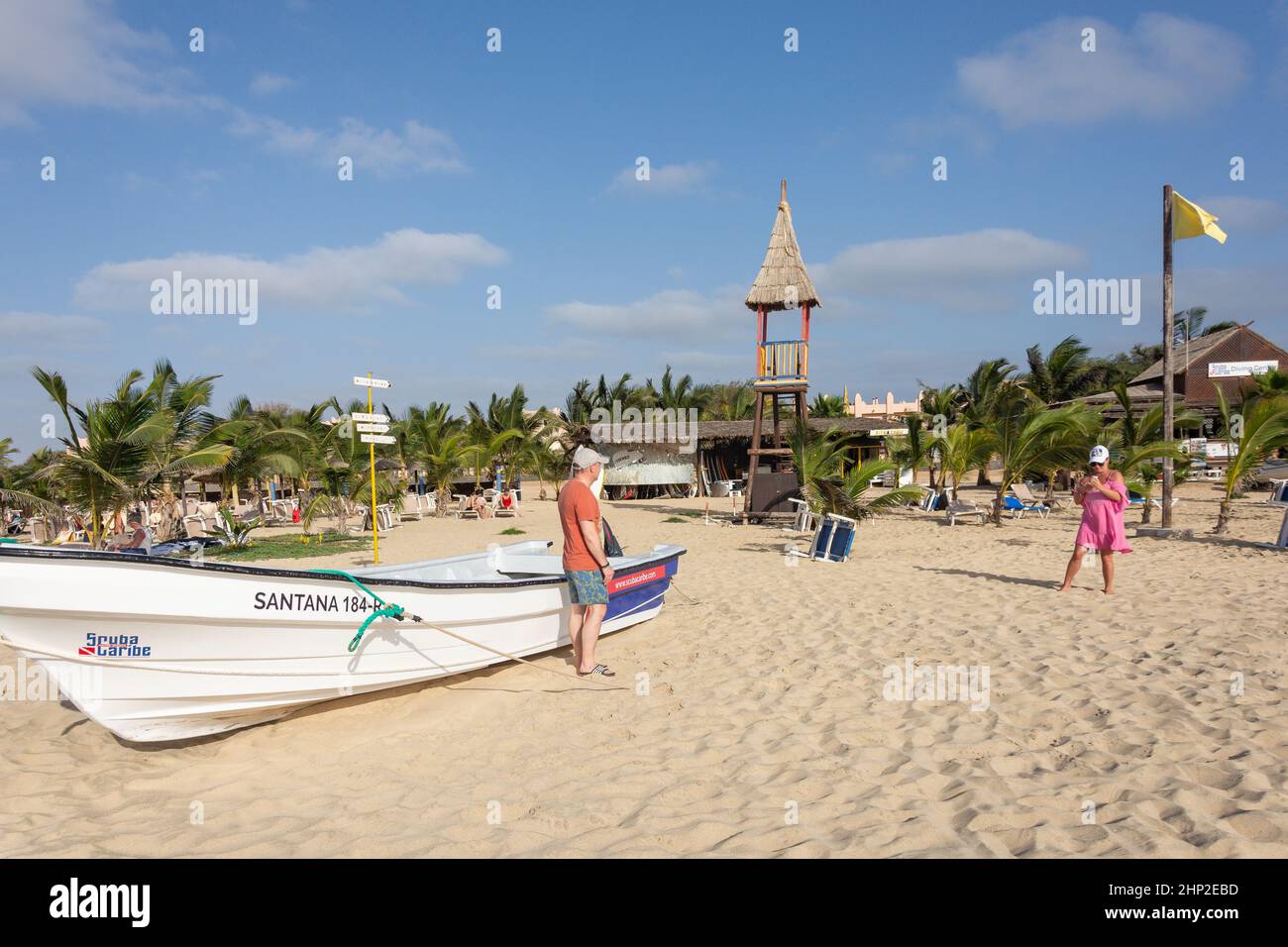 Barca subacquea sulla spiaggia, Rui Funana Hotel, Santa Maria, SAL, República de Cabo (Capo Verde) Foto Stock