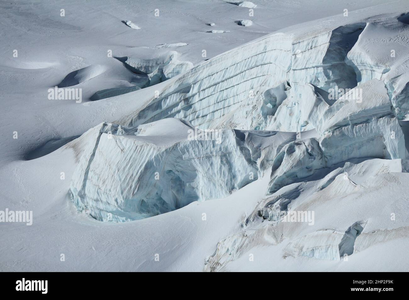 Visibile degli strati di ghiaccio e crepacci. Foto Stock