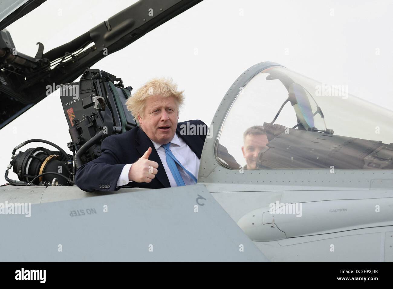 Foto del file datata 17/02/2022 del primo Ministro Boris Johnson in un RAF Typhoon durante la sua visita alla Royal Air Force Station di Waddington nel Lincolnshire dove ha incontrato personale militare. Data di emissione: Venerdì 18 febbraio 2022. Foto Stock
