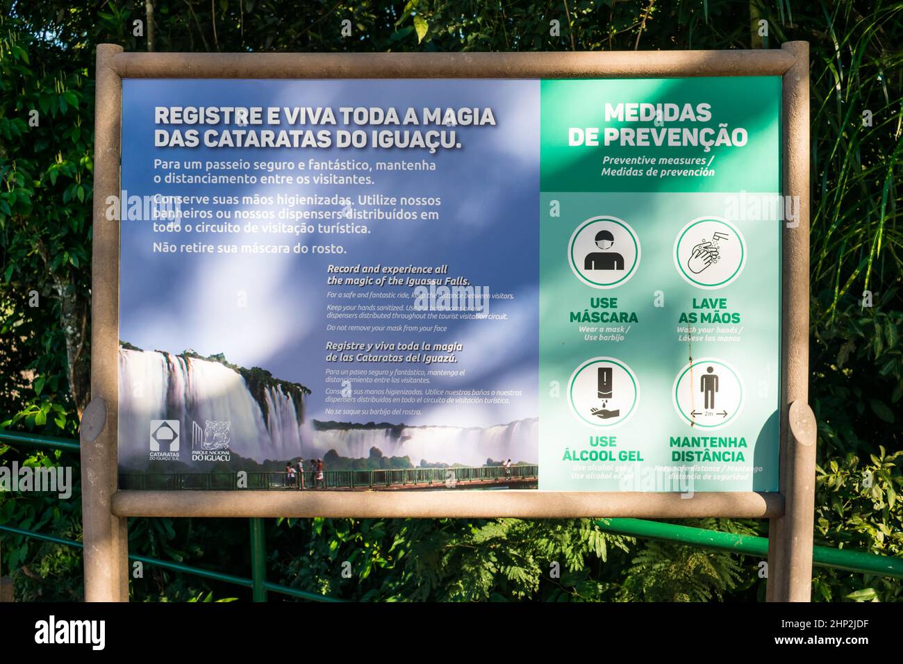 Foz do Iguacu, Brasile - Circa Giugno 2020: Scheda informativa Parque das Aves (Parco degli Uccelli) con misure preventive Covid-19 Foto Stock