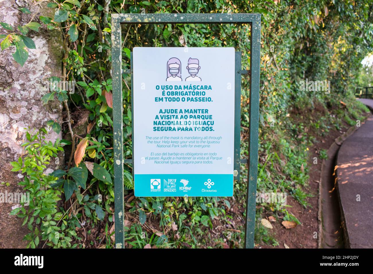 Foz do Iguacu, Brasile - Circa Giugno 2020: Cartello informativo che indica l'uso obbligatorio delle maschere facciali presso il Parco Nazionale di Iguacu Foto Stock