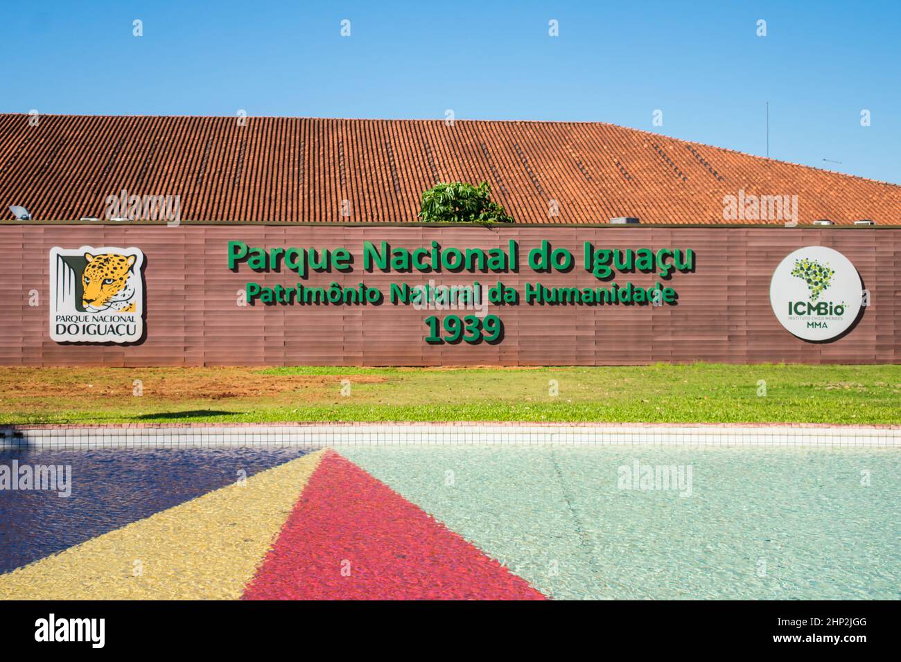 Foz do Iguacu, Brasile - Circa Giugno 2020: Una vista dell'ingresso del Parco Nazionale di Iguacu, che dichiara il suo status di Patrimonio Mondiale Foto Stock