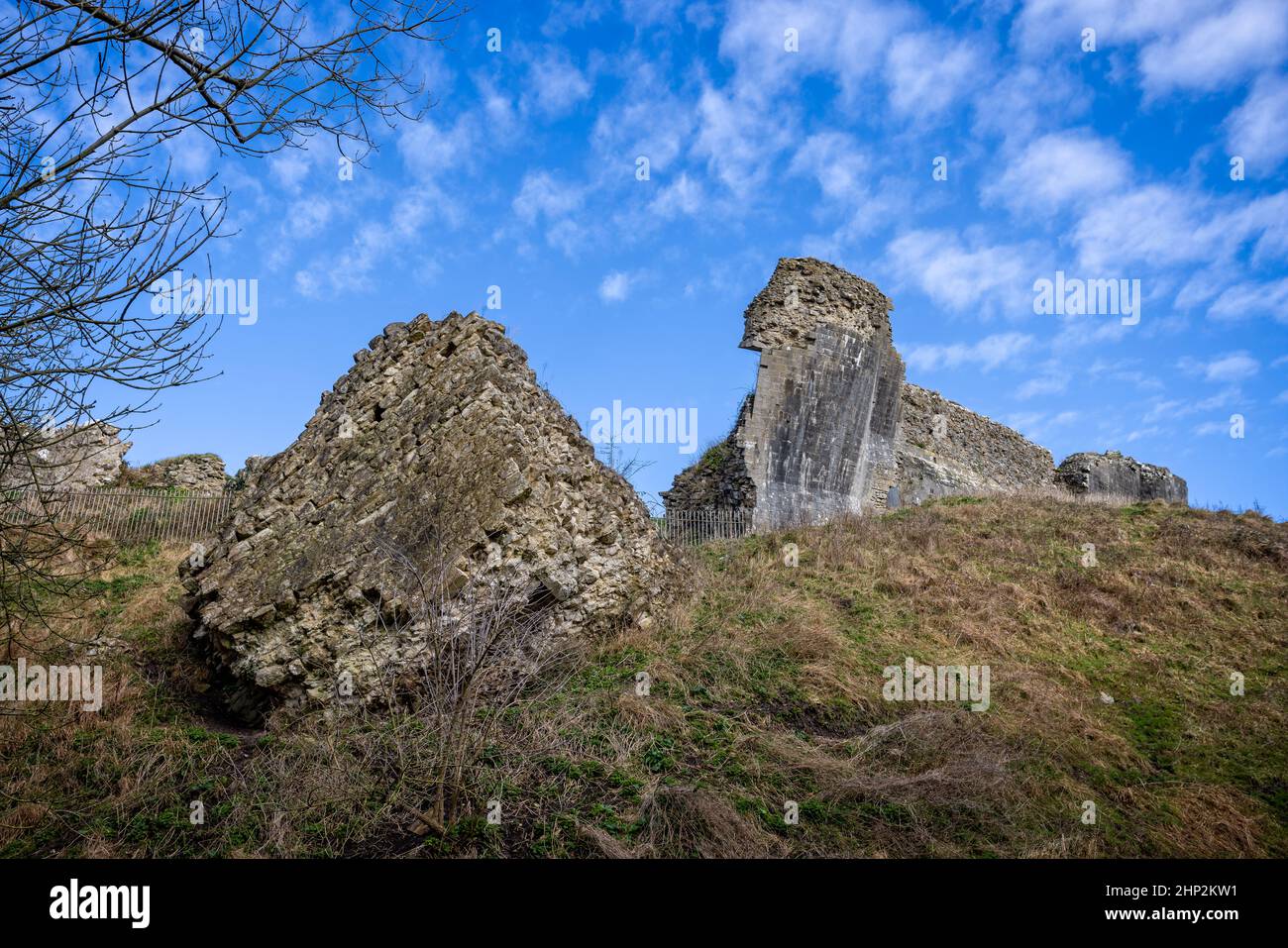 Primo piano di grandi blocchi di muratura in rovina dal castello di Corfe a Corfe, Dorset, Regno Unito il 18 febbraio 2022 Foto Stock