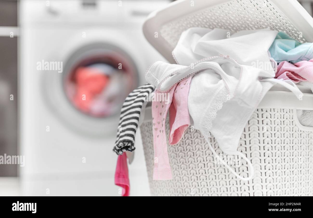 Lavanderia nel cestino dei vestiti sporchi. Foto Stock