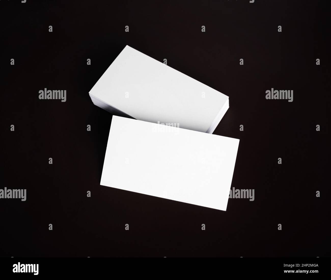 Biglietti da visita bianchi vuoti. Mockup per ID. Modello per i portafogli dei grafici. Foto Stock