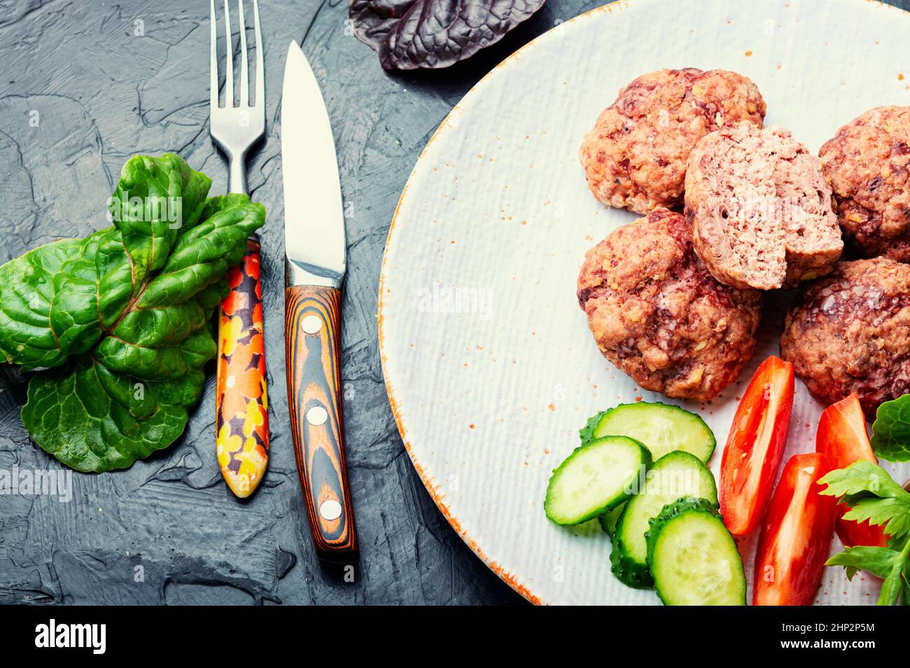 Cuocere a vapore le cotolette e le verdure a fette. Colazione dietetica Foto Stock