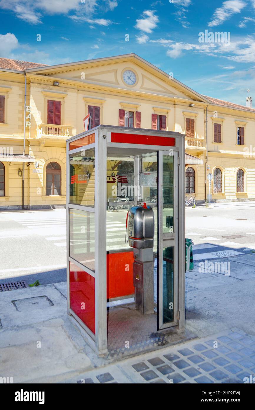Fossano, Cuneo, Italia - 16 luglio 2016: Telefono Telecom Italia (TIM). Cabina telefonica di fronte al vecchio edificio della stazione ferroviaria Foto Stock