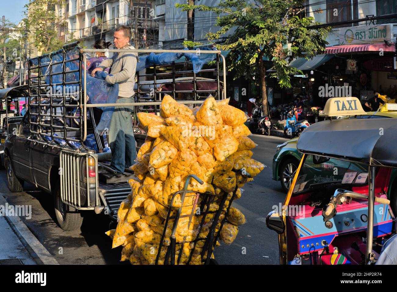 Una consegna di fiori di marigold è arrivato al mercato dei fiori di Yodpiman, Pak Klong Talat, Bangkok, Thailandia, il più famoso mercato dei fiori della Thailandia Foto Stock