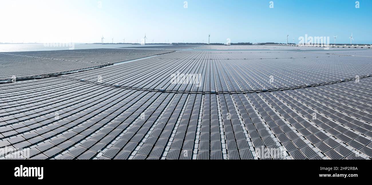 Vista aerea della centrale solare galleggiante e della fattoria di turbine eoliche Foto Stock