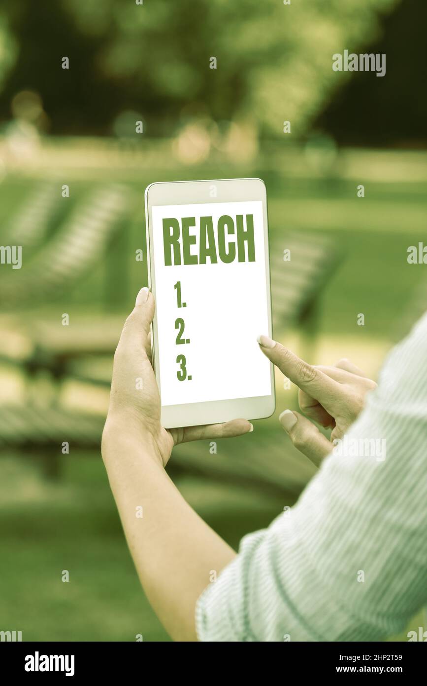 Cartello con scritto a mano REACH, Business Overview la distanza entro la quale qualcosa può essere toccato o afferrato voce e video chiamate capacità Connecti Foto Stock