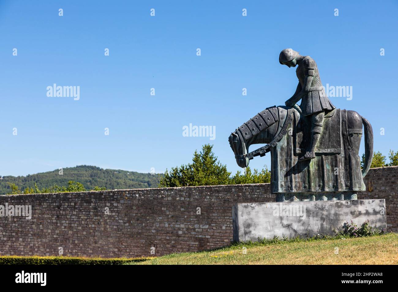 Assisi villaggio in Umbria, Italia. Statua di San Francesco. La città è