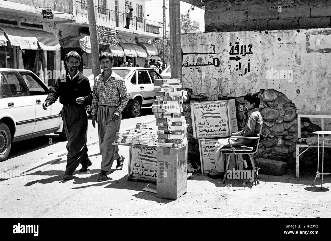 Zakho, Iraq settentrionale, Kurdistan. Luglio 1992. Un ragazzo siede in una bancarella che vende tabacco e sigarette nelle strade della città vicino al confine con l'Iraq e la Turchia. Foto Stock