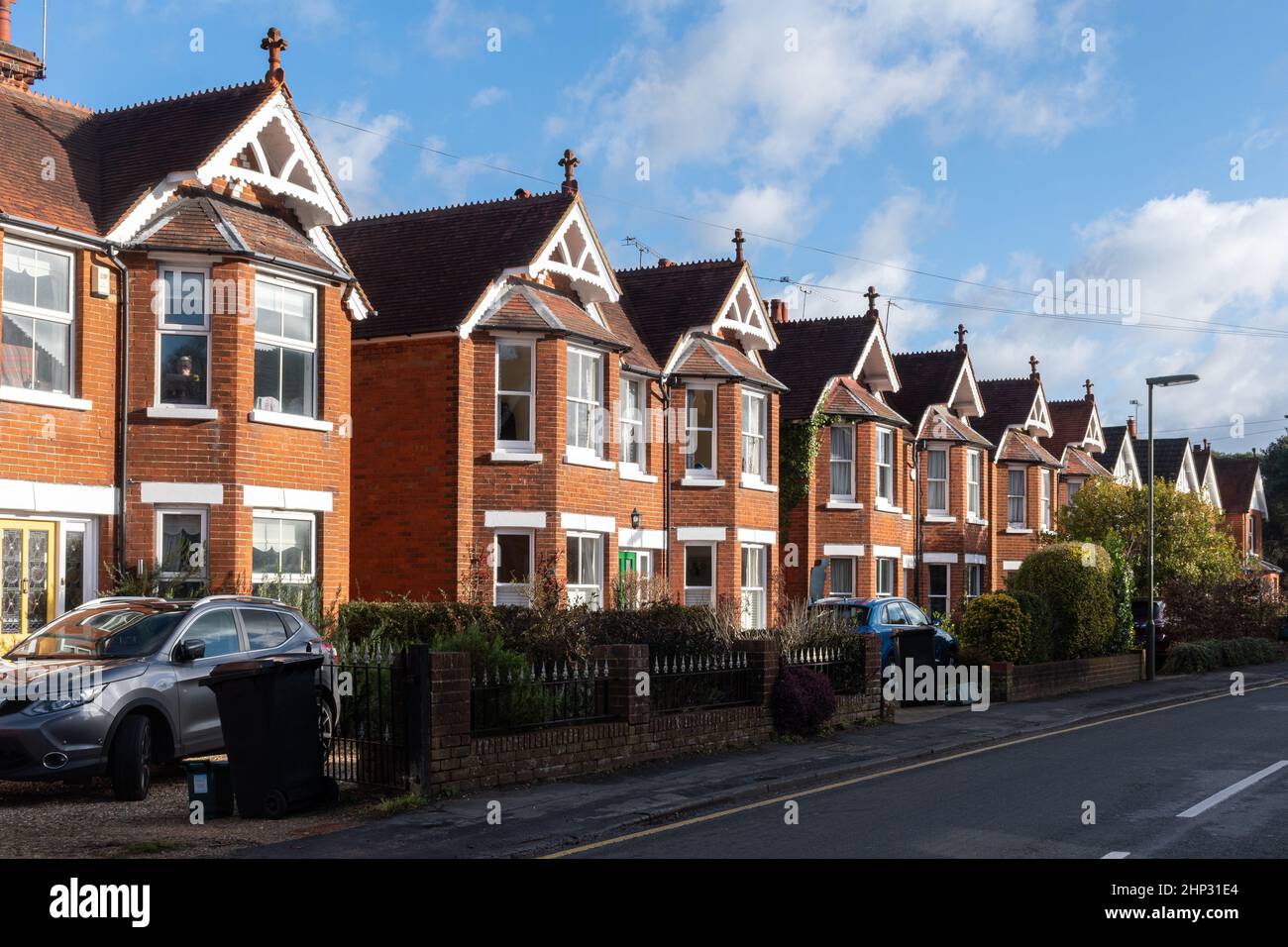 Case a schiera in Brookwood Village, Surrey, Inghilterra, Regno Unito. Foto Stock