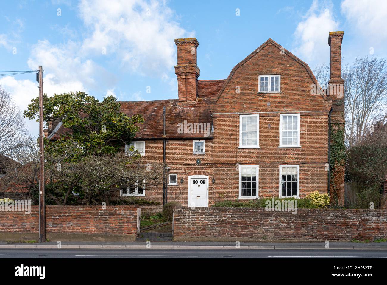 The Old Manor House on High Street, Old Woking Village, Surrey, Inghilterra, Regno Unito, Un edificio classificato di grado II* costruito nel 17th secolo Foto Stock