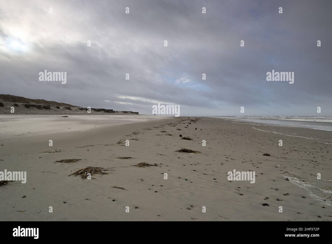 Spiaggia a Langeoog con cielo impressiv Foto Stock