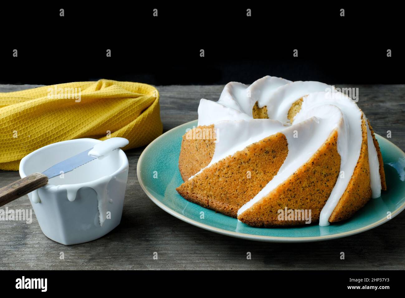 Una torta di semi di papavero e limone cotto in casa. La miscela per torte è stata cotta in una teglia Nordic ware Heritage Bundt per dare una forma distintiva Foto Stock