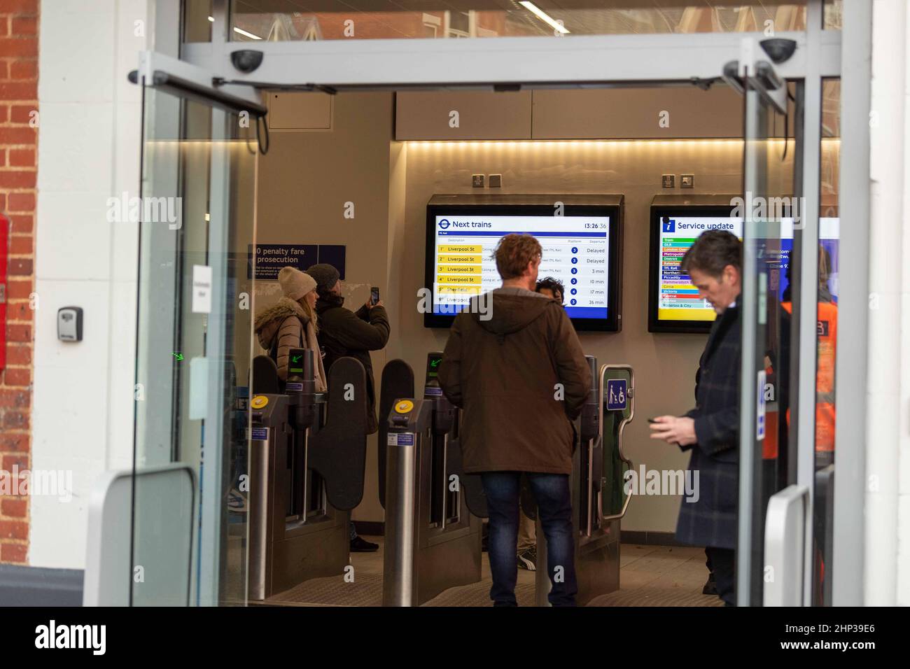 Brentwood, Regno Unito. 18th Feb 2022. Brentwood Essex 18th Feb 2022 UK Weather, Storm Eunice, TFL rail a Brentwood Essex interrotto da Storm Eunice credito: Ian Davidson/Alamy Live News Foto Stock